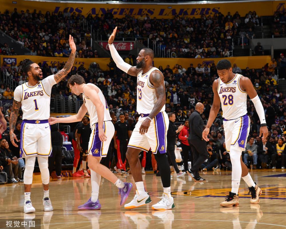 闻发布会上 闻发布会上